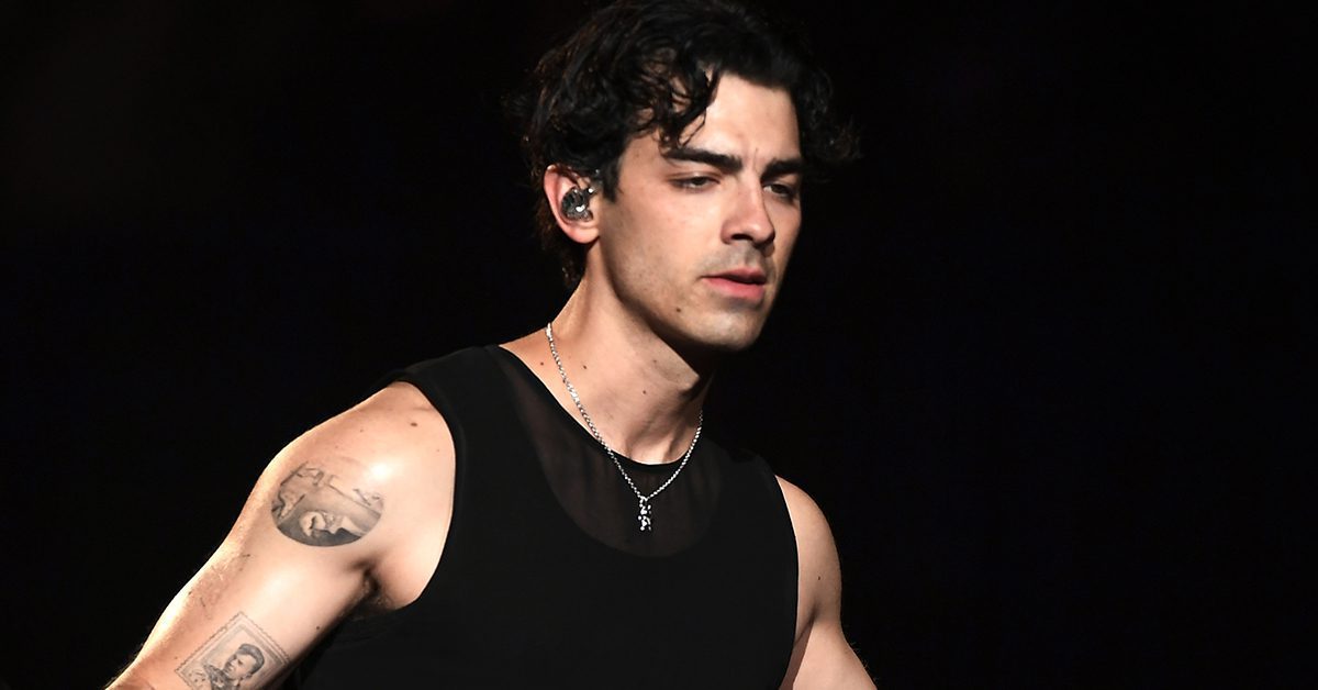 Joe Jonas Debuts Chest Tattoo In Honor Of His Daughters - POPSTAR!